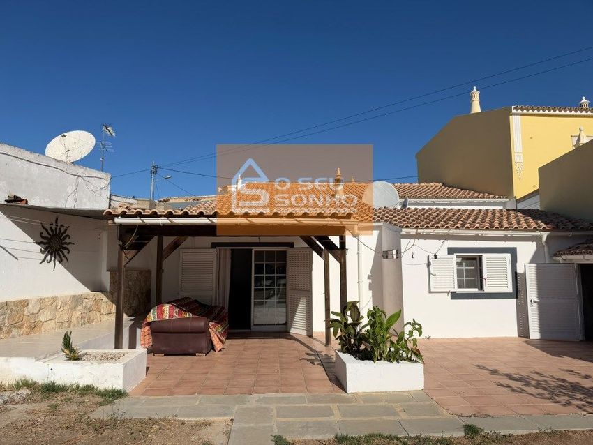 Imagem Fachada de  moradia independente em Querença