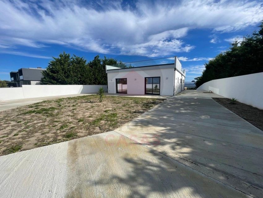 Imagem Fachada de  moradia independente em Santo Onofre e Serra do Bouro