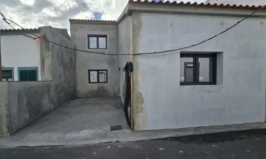 Imagem Fachada de  moradia em banda em Lomba do Pomar, 57