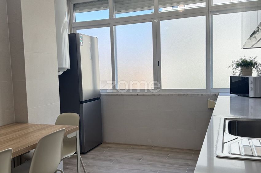 Imagem Cozinha de apartamento t4 em Rua Engenheiro Nobre Guedes, 7