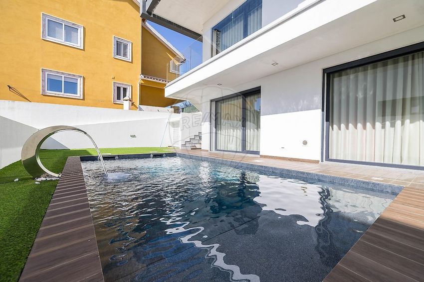 Imagem Piscina de  moradia independente em Pontinha e Famões