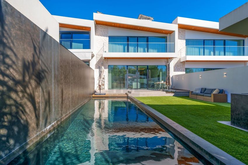 Imagem Piscina de  casa ou moradia em Avenida Professor Doutor Aníbal António Cavaco Silva, 14