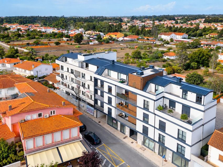 Imagem Fachada de apartamento t2 em Largo 5 de Outubro, 1