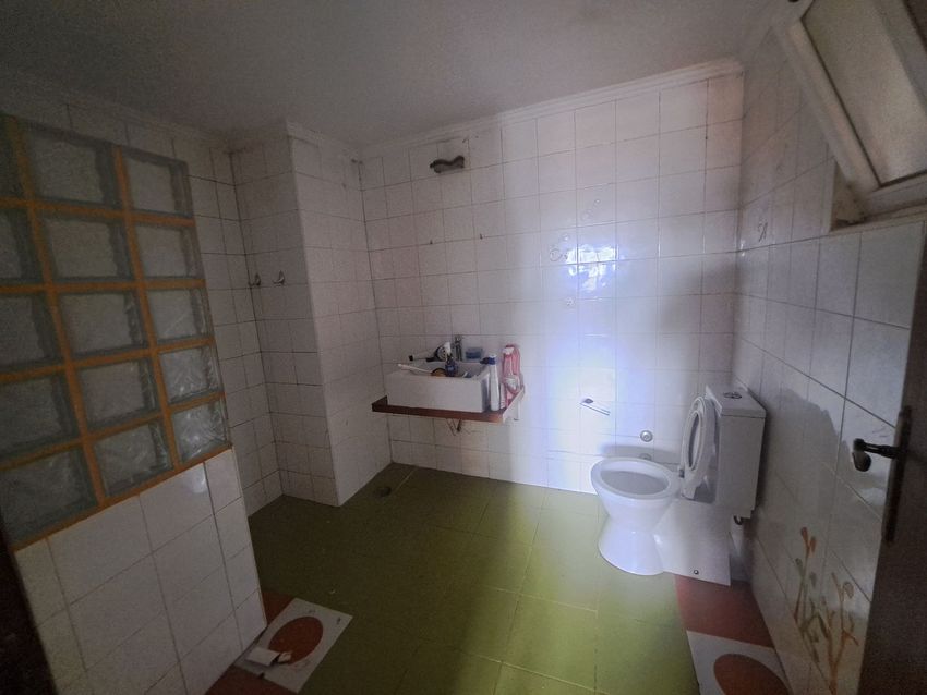 Imagem Casa de banho de  moradia em banda em Rua Dona Lidia do Rosario Ferreira, 13