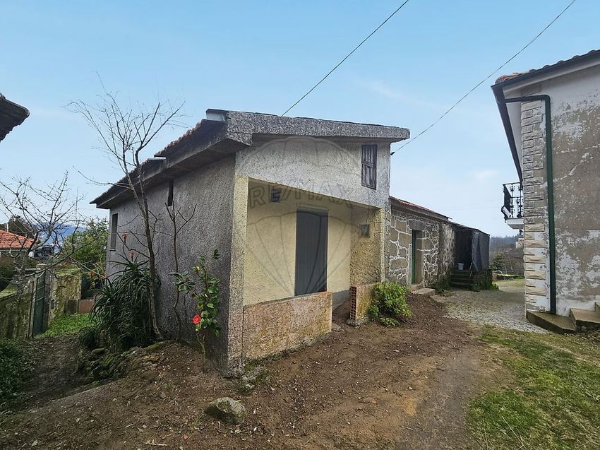 Imagem Fachada de  moradia independente em Rua de Achas