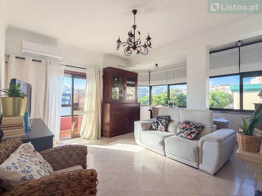 Imagem Sala de estar de apartamento t2 em Praça Álvaro Lopes
