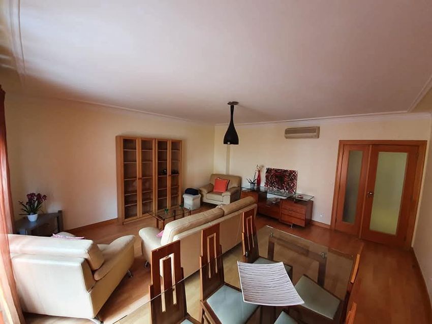 Imagem Sala de estar de apartamento t3 em Rua Doutor João Amaral, 8