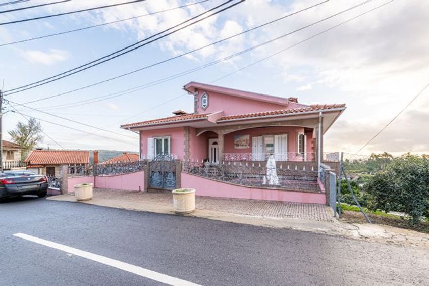 Imagem Fachada de  moradia independente em Lugar Localidade Casadela s/n