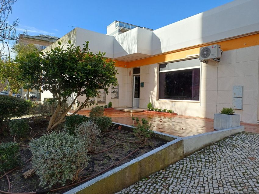 Imagem Fachada de espaço comercial em Avenida Doutor António Rodrigues Manito, 76 , loja 9