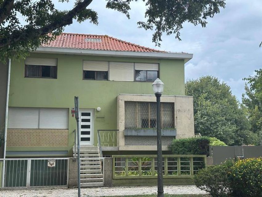 Imagem Fachada de  moradia em banda em Serralves
