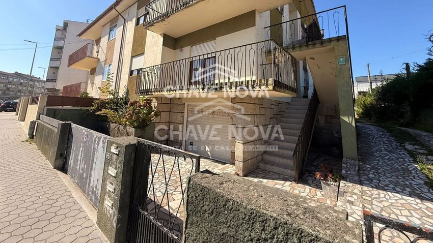 Imagem Fachada de  andar de moradia em Rua do Espinheiro
