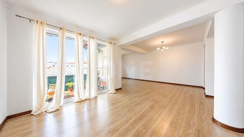 Imagem Divisão de apartamento t4 em Rua Monsenhor Almeida Maia