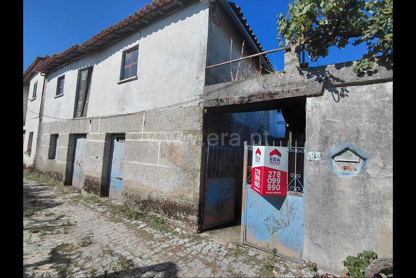 Imagem Fachada de  moradia geminada em Rua Veiga