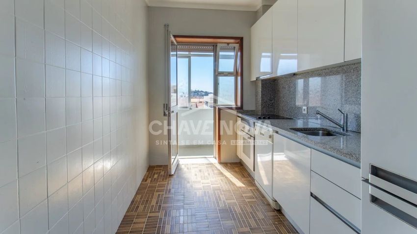 Imagem Cozinha de apartamento t2 em Rua Pinto Aguiar, 36