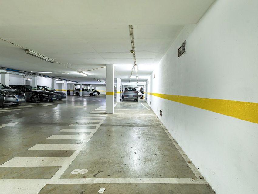 Imagem Garagem de garagem em Largo Hintze Ribeiro, 6