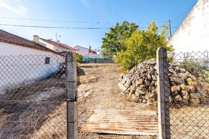 Imagem de terreno em Rua Principal, 23