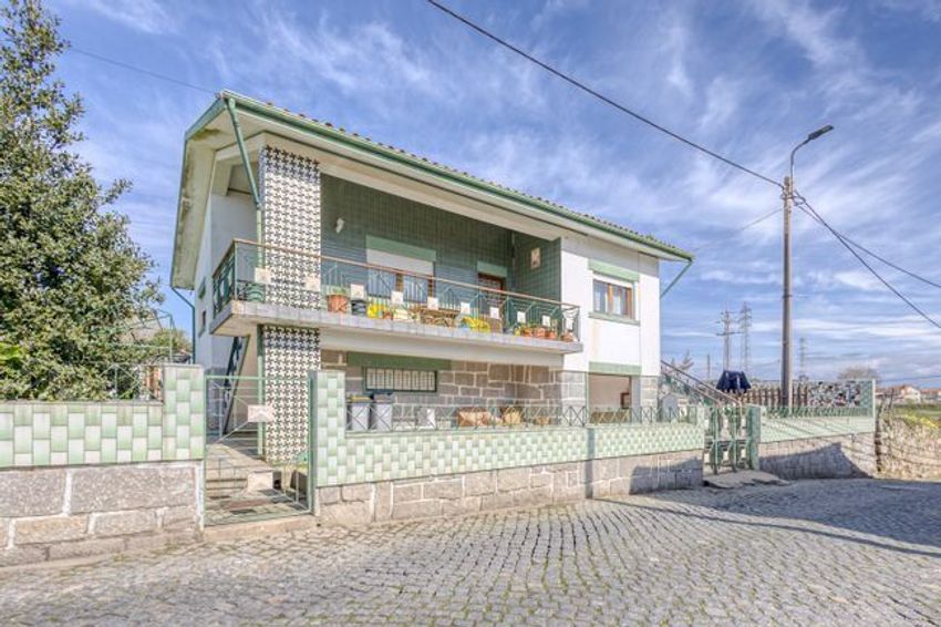 Imagem Fachada de  moradia independente em Serzedo