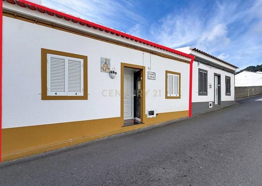 Imagem Fachada de  moradia em banda em Rua da Paz