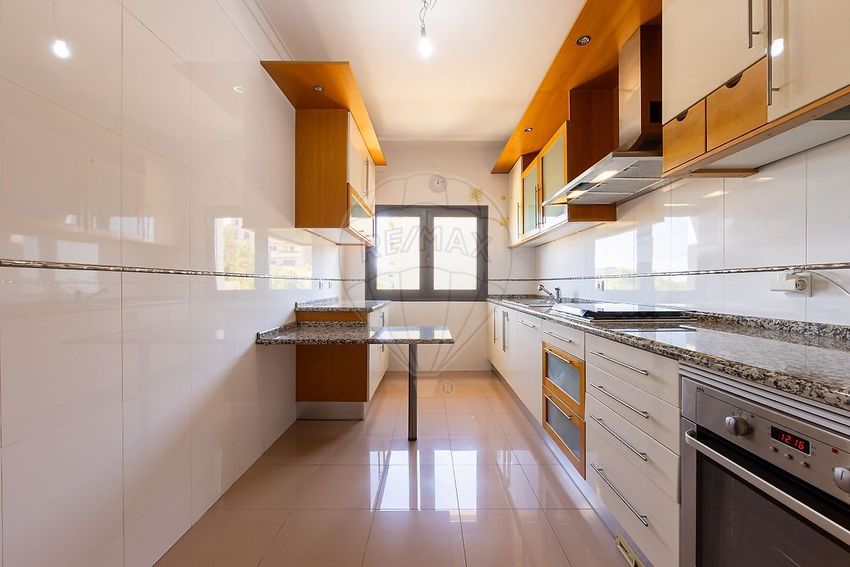 Imagem Cozinha de apartamento t2 em Rua Fernão de Magalhães