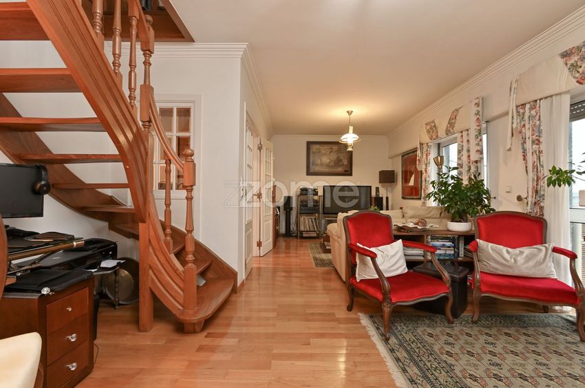 Imagem Sala de estar de apartamento t5 em Avenida Aliados, 4