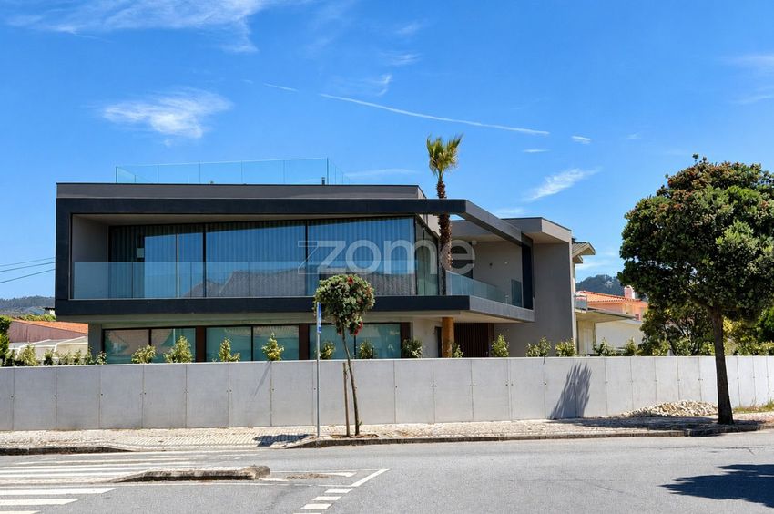 Imagem Fachada de  moradia independente em Marinhas