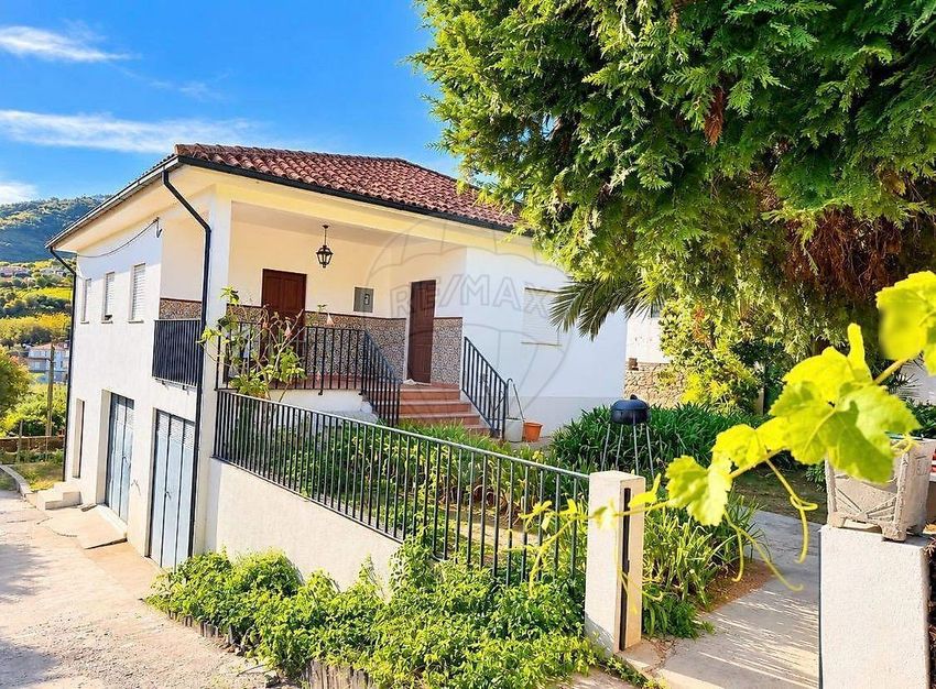 Imagem Fachada de  moradia independente em Peso da Régua