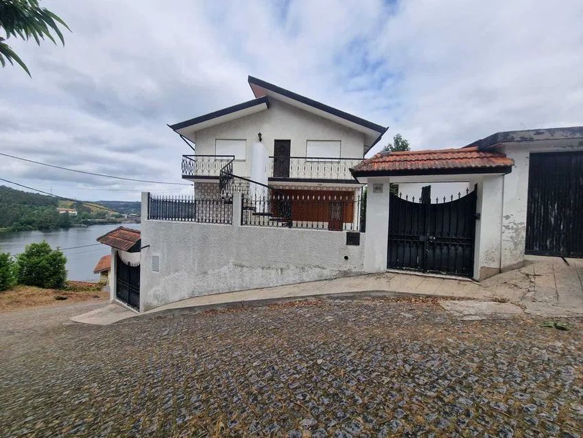 Imagem Fachada de  moradia independente em Rua da Volta, 80