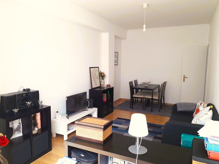 Imagem Sala de estar de apartamento t2 em Avenida Prof. Dr. Reinaldo dos Santos, 13