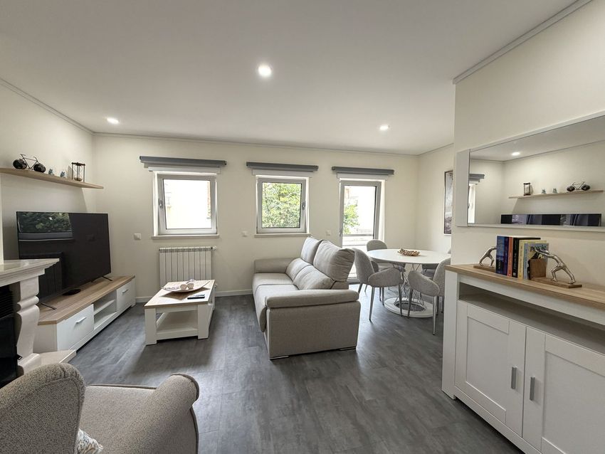 Imagem Sala de estar de apartamento t3 em Rua Francisco Ferreira Nobre Júnior, 14