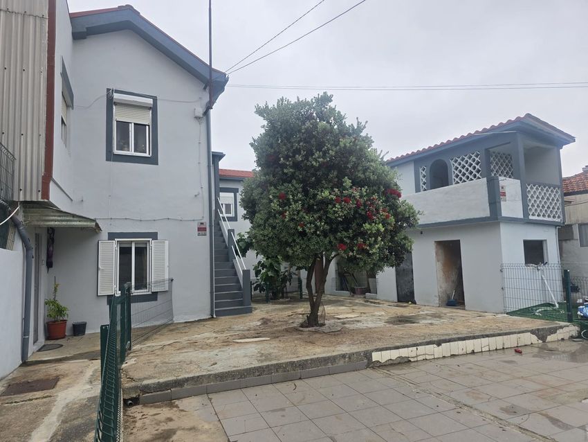Imagem Fachada de  moradia independente em Coimbrões
