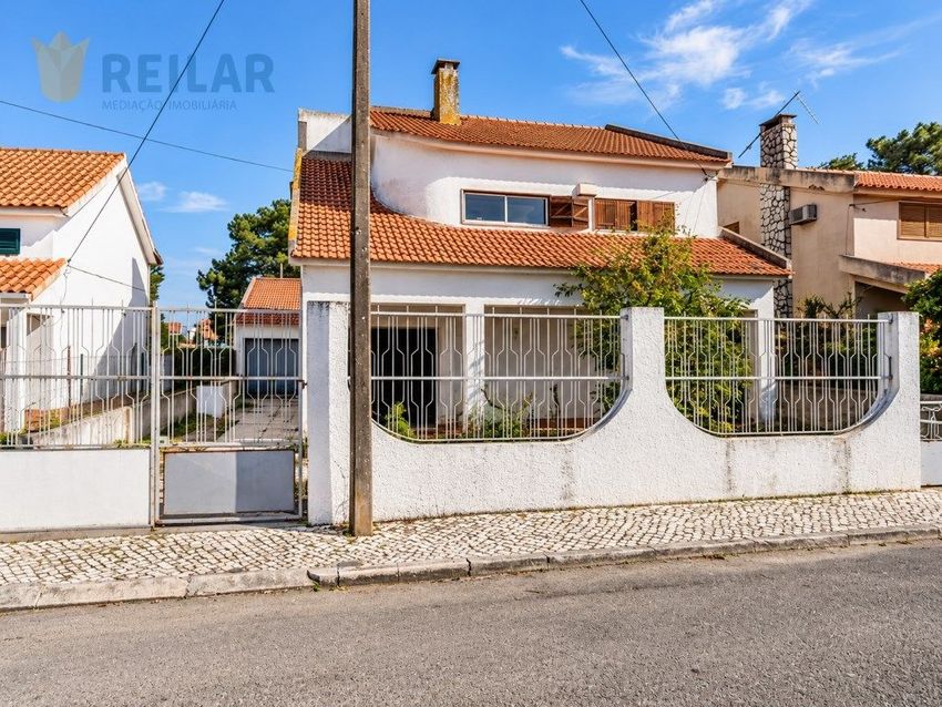 Imagem Fachada de  moradia geminada em Botequim - Regateira - Palhais
