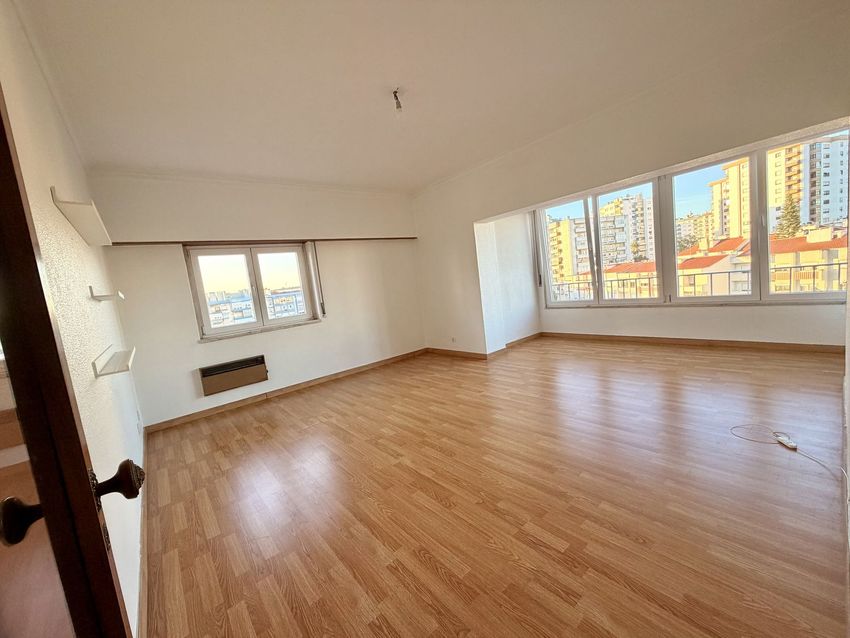Imagem Sala de estar de apartamento t1 em Avenida Professor Doutor Reinaldo dos Santos, 15