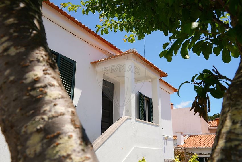 Imagem Fachada de  moradia independente em Centro do Estoril