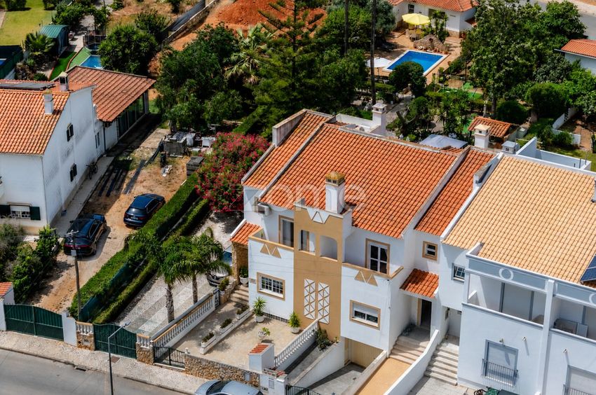 Imagem Fachada de  moradia geminada em Rua Dom Sancho I, 76