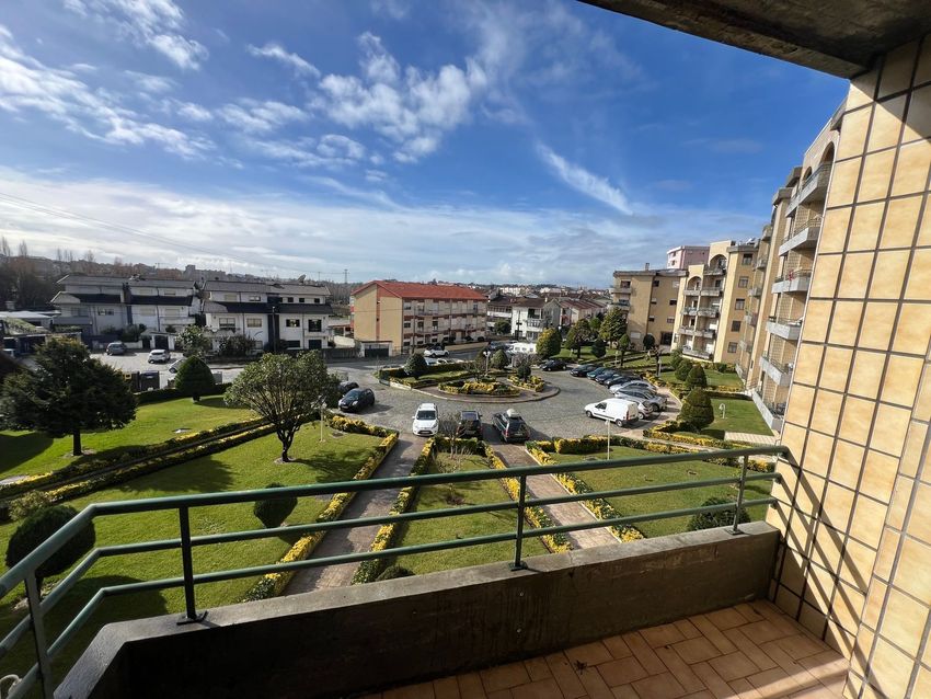 Imagem Varanda de apartamento t3 em Rua Aquilino Ribeiro, 261