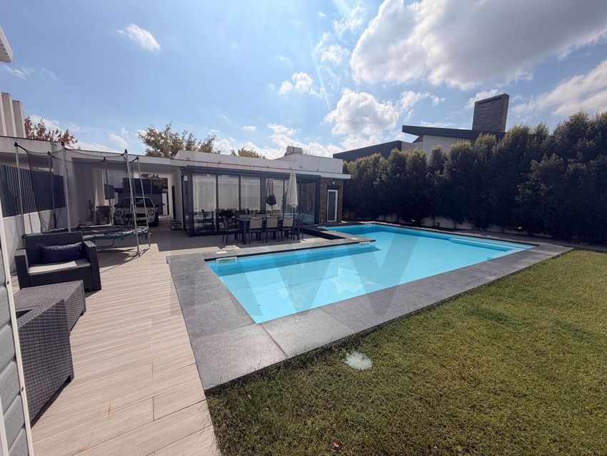 Imagem Piscina de  moradia independente em Rua Cruz Perdigão, 19