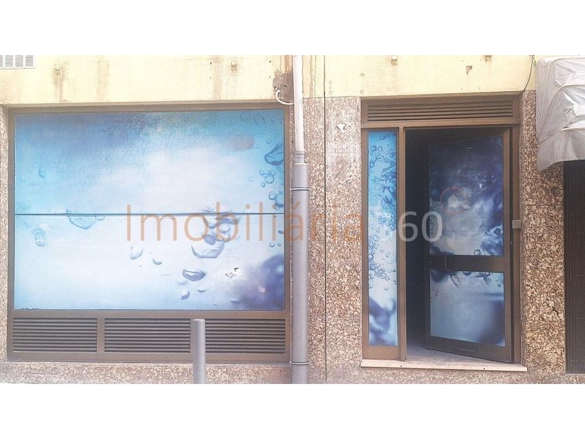 Imagem Fachada de espaço comercial em Rua das Doze Casas
