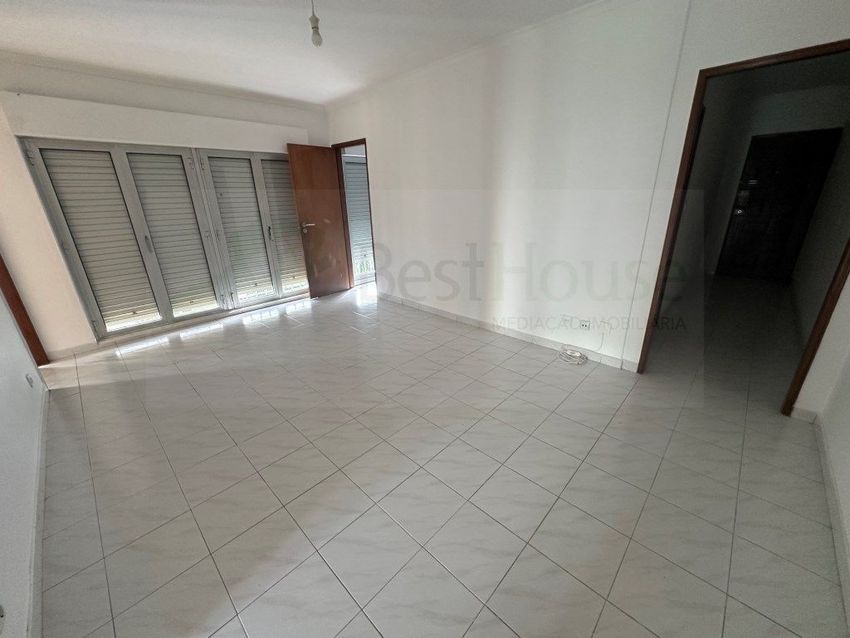 Imagem Sala de estar de apartamento t2 em Rua Isabel Mira, 2