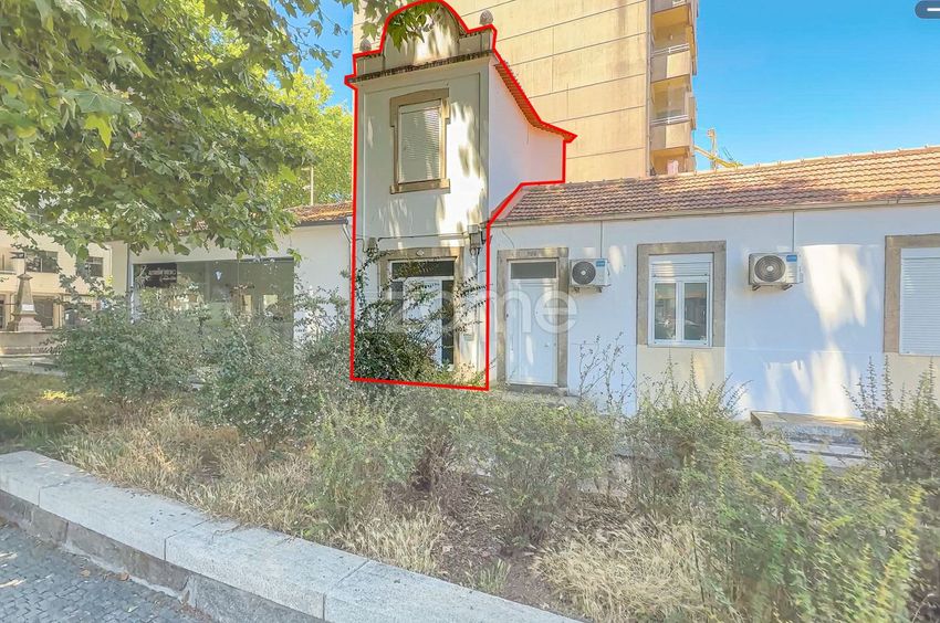Imagem Fachada de  moradia geminada em Rua de Soares dos Reis, 557