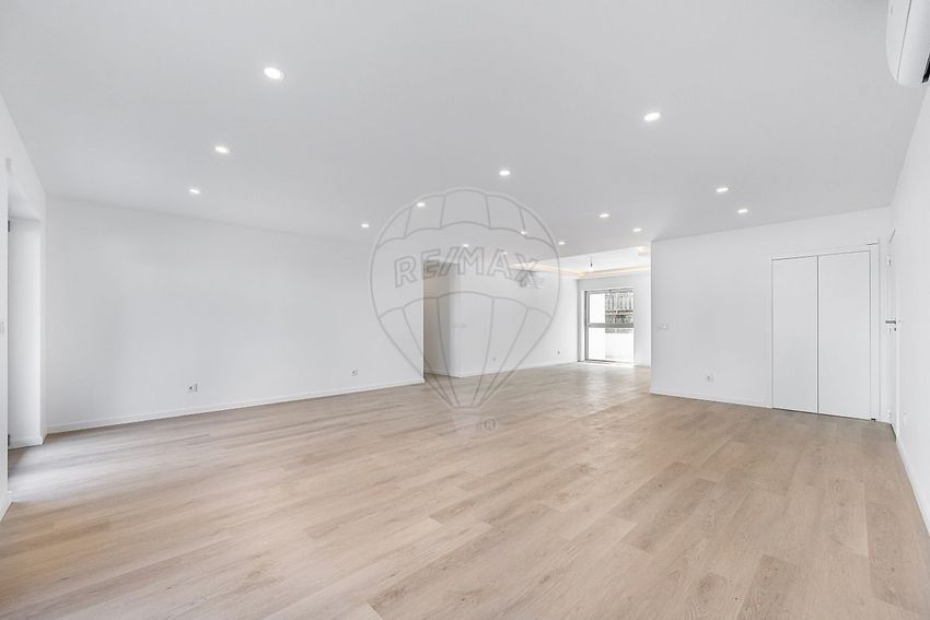 Imagem Divisão de apartamento t4 em Rua Colégio do Sardão