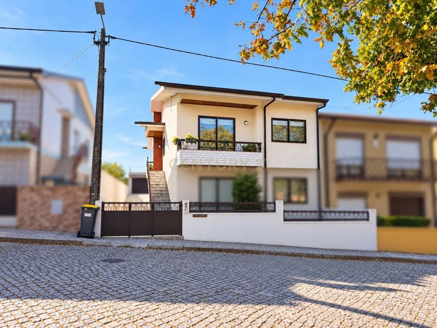 Imagem Fachada de  moradia independente em Rua Nova de Real s/n