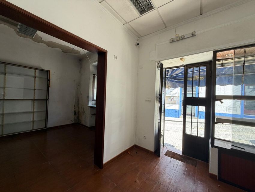 Imagem Corredor de espaço comercial em Rua de Olivença, 1