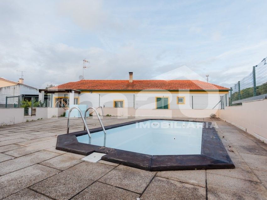 Imagem Piscina de  moradia independente em Rua das Regueiras s/n