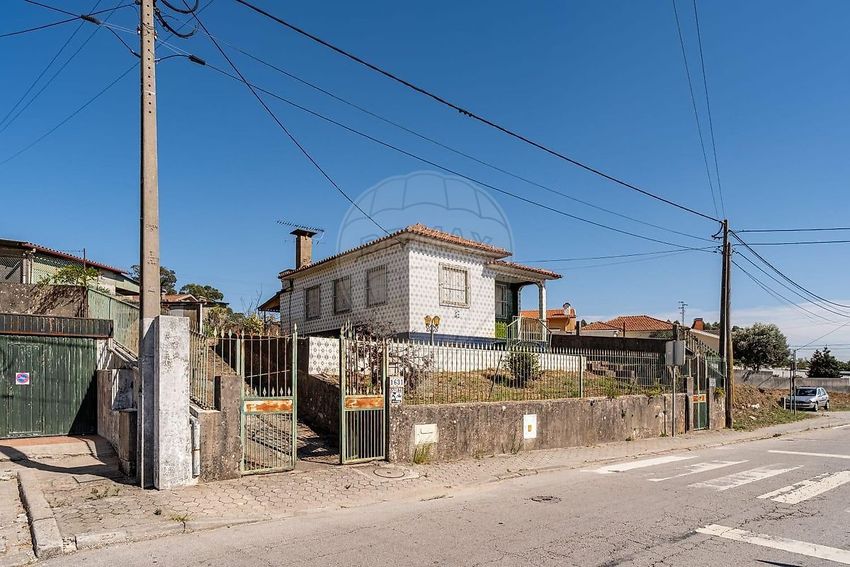 Imagem Fachada de  moradia independente em Rua Coteiro