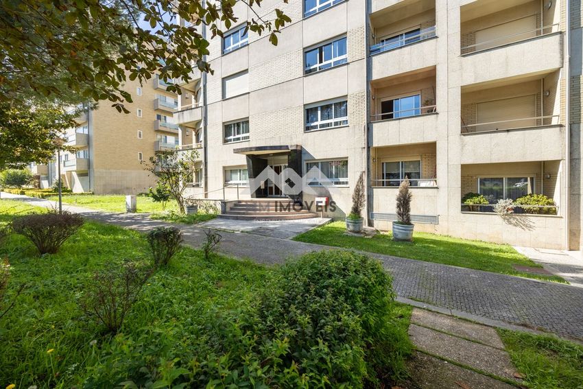 Imagem Fachada de apartamento t3 em Rua Nova de Corim