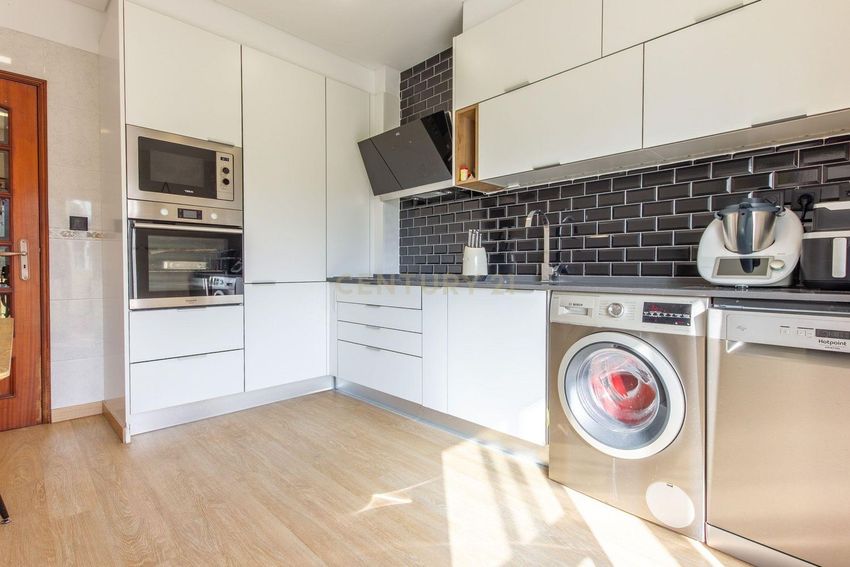 Imagem Cozinha de apartamento t3 em Rua Irene Lisboa, 115