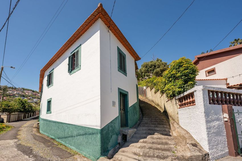 Imagem Fachada de  moradia independente em Caminho do Lombo dos Aguiares