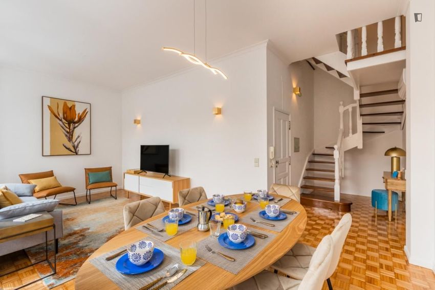 Imagem Sala de estar de apartamento t3 em Praça de Almeida Garrett