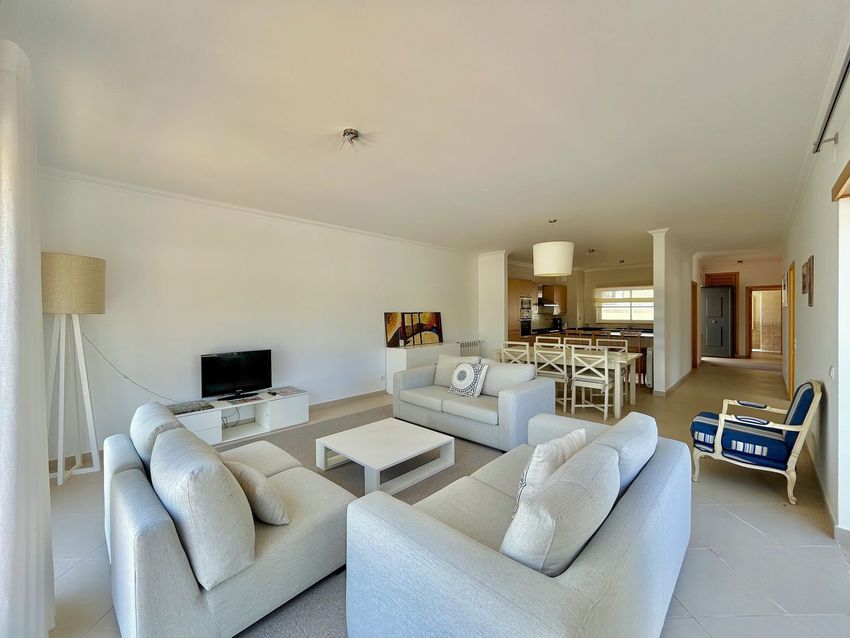 Imagem Sala de estar de apartamento t3 em Rua Jósefa de Obidós, 7