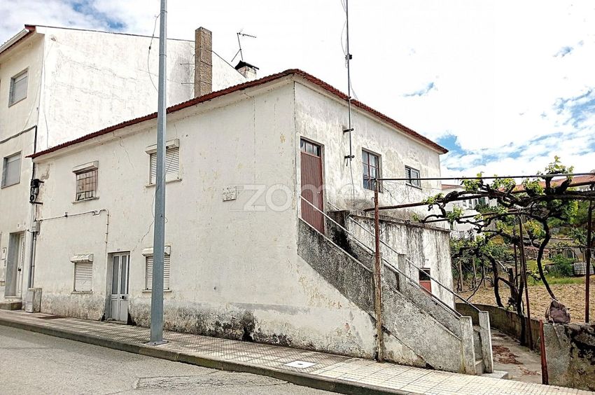 Imagem Fachada de  moradia geminada em Rua do Cabeço n° 9